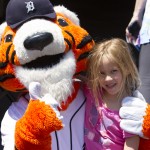 Detroit Tigers mascot posing with girl